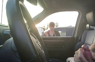 結婚mulattoは車の中で友人の白いコックにジャンプします 女の子 向け エッチ 無料 動画